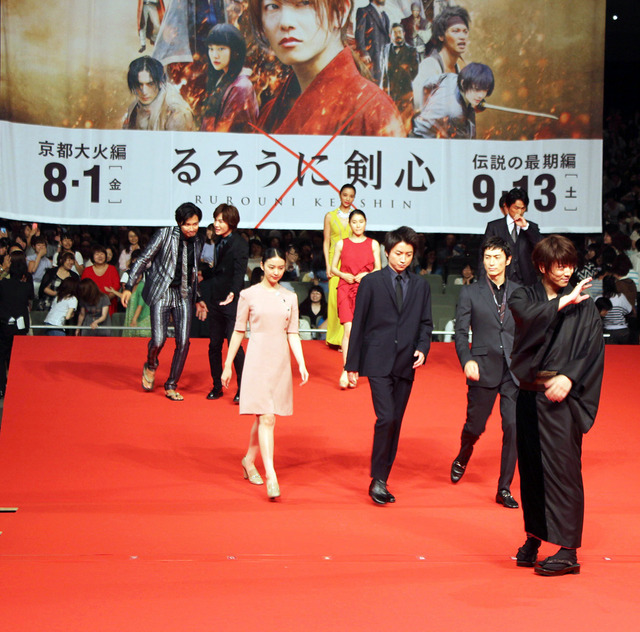 佐藤健（緋村剣心役）＆武井咲（神谷薫役）＆伊勢谷友介（四乃森蒼紫役）＆青木崇高（相楽左之助役）＆神木隆之介（瀬田宗次郎役）＆土屋太鳳（巻町操役）＆高橋メアリージュン（駒形由美役）＆江口洋介（斎藤一役）＆藤原竜也（志々雄真実役）＆大友啓史監督／『るろうに剣心 京都大火編』完成披露試写会