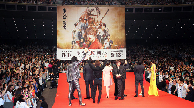 佐藤健（緋村剣心役）＆武井咲（神谷薫役）＆伊勢谷友介（四乃森蒼紫役）＆青木崇高（相楽左之助役）＆神木隆之介（瀬田宗次郎役）＆土屋太鳳（巻町操役）＆高橋メアリージュン（駒形由美役）＆江口洋介（斎藤一役）＆藤原竜也（志々雄真実役）＆大友啓史監督／『るろうに剣心 京都大火編』完成披露試写会