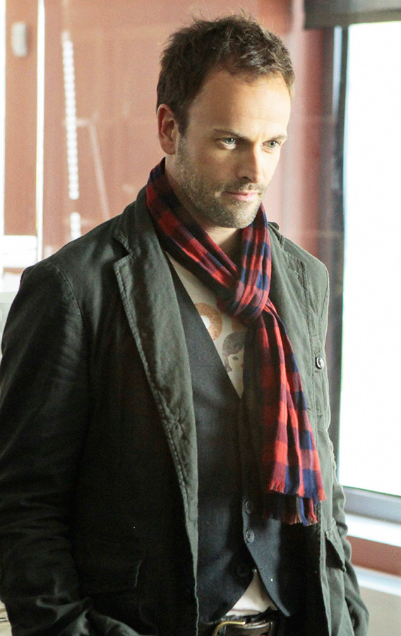 「エレメンタリー ホームズ＆ワトソン in NY」 TM＆(C) 2014 CBS Studios Inc. CBS and related logos are trademarks of CBS Broadcasting Inc. All Rights Reserved. TM, (C) ＆ Copyright (C) 2014 by Paramount Pictures. All Rights Reserved.