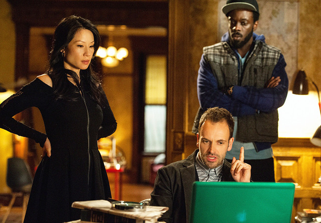 「エレメンタリー ホームズ＆ワトソン in NY」 TM＆(C) 2014 CBS Studios Inc. CBS and related logos are trademarks of CBS Broadcasting Inc. All Rights Reserved. TM, (C) ＆ Copyright (C) 2014 by Paramount Pictures. All Rights Reserved.