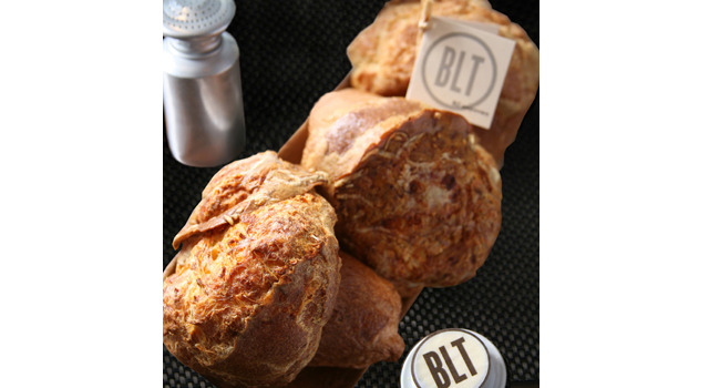 「BLT STEAK東京」人気の熱々ポップオーバー。