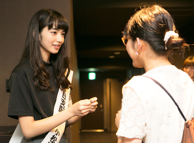 TOHOシネマズ渋谷で“1日支配人”に挑戦した、小松菜奈