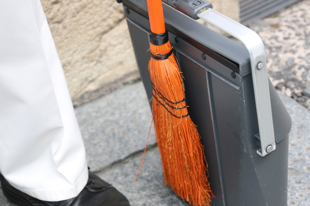 ヒントを出すカストーディアルキャストの目印はオレンジ色のホウキ