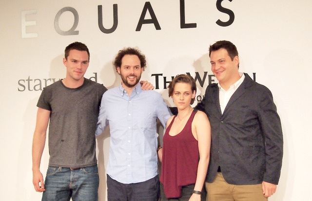 （左から）ニコラス・ホルト＆マイケル・プラス＆クリステン・スチュワート＆ドレイク・ドレマス／『EQUALS』製作発表　PHOTO:HITOMI EZAKI
