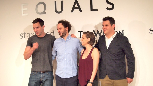 （左から）ニコラス・ホルト＆マイケル・プラス＆クリステン・スチュワート＆ドレイク・ドレマス／『EQUALS』製作発表　PHOTO:HITOMI EZAKI