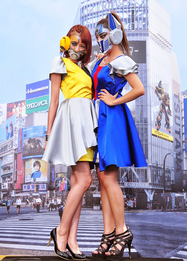 『トランスフォーマー』ものまねメイクを披露した、ざわちん＆南明奈／映画『トランスフォーマー／ロストエイジ』