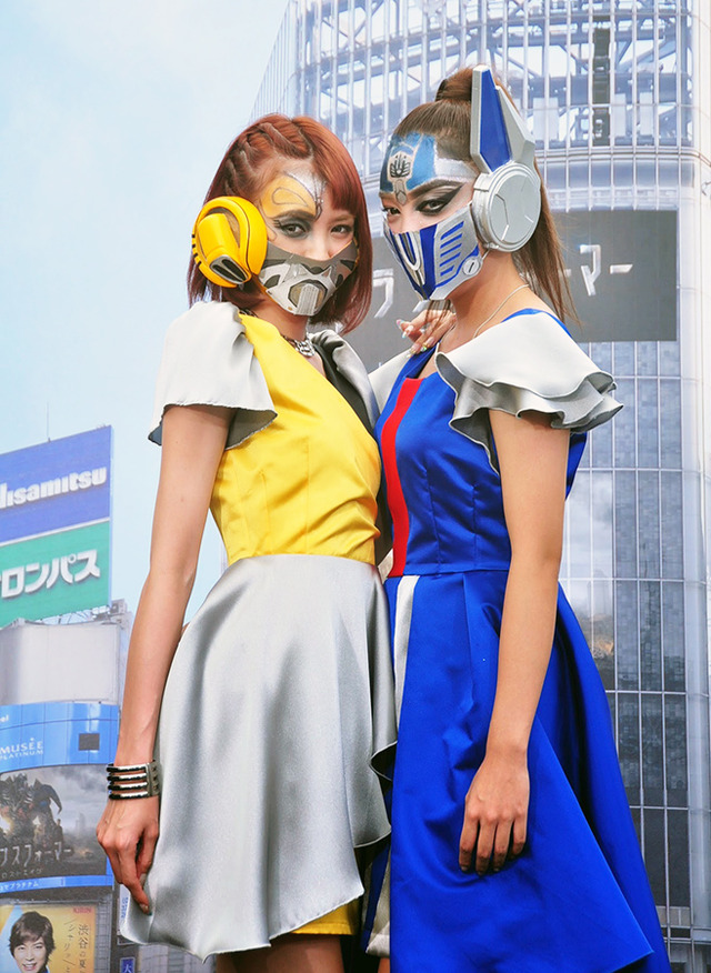 『トランスフォーマー』ものまねメイクを披露した、ざわちん＆南明奈／映画『トランスフォーマー／ロストエイジ』
