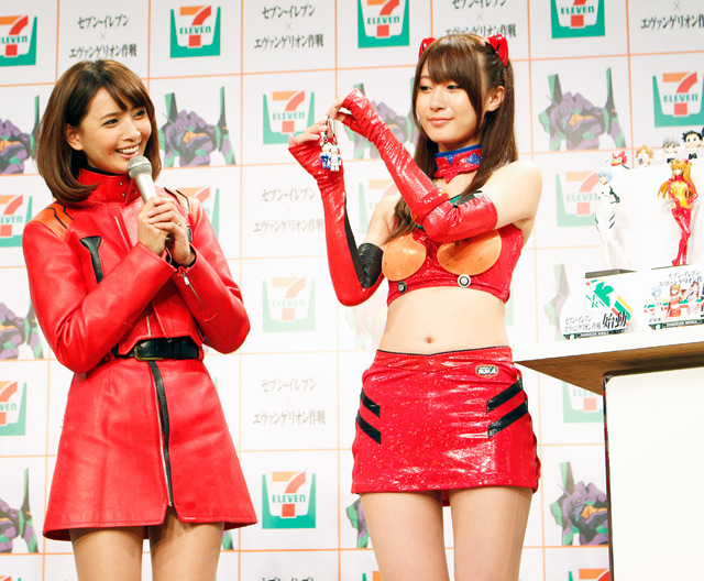 加藤夏希＆エヴァンゲリオン・レーシングのレースクィーン（惣流・アスカ・ラングレー）／「セブン‐イレブン×エヴァンゲリオン作戦 始動」発表会