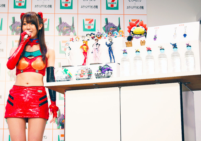 エヴァンゲリオン・レーシングのレースクィーン（惣流・アスカ・ラングレー）＆コラボアイテム／「セブン‐イレブン×エヴァンゲリオン作戦 始動」発表会