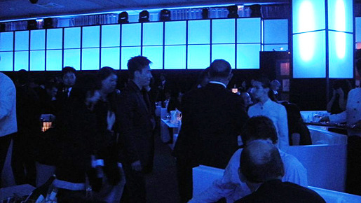 ホテル「マルティネス」で開催されたエイベックスのパーティ。会場が暗かったため分かりにくいが、中央を歩いているのがトニー・レオン。その前を行くのがジョン・ウー監督。 photo：Ayako Ishizu