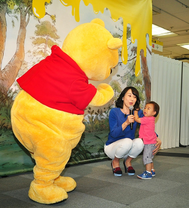 東尾理子＆理汰郎くん＆プーさん／「くまのプーさん展 WINNIE THE POOH EXHIBITION」オープニングイベント