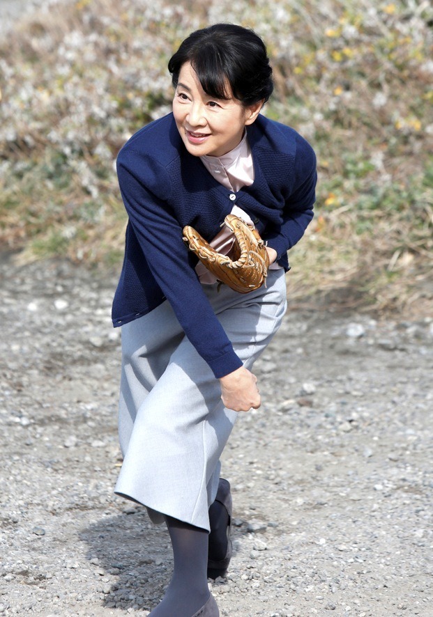 見事な投球フォームを披露する吉永小百合／『ふしぎな岬の物語』-(C) 2014「ふしぎな岬の物語」製作委員会
