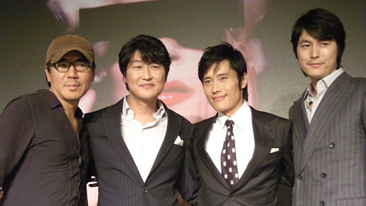 『The Good, The Bad, The Weird』の記者会見に出席した（左から）キム・ジウン監督、ソン・ガンホ、イ・ビョンホン、チョン・ウソン　photo：Ayako Ishizu