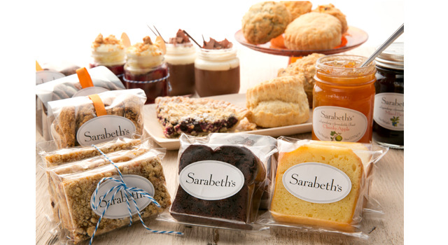 サラベス 品川店の店頭では、サラベスの名を世界に広めたフルーツスプレッドの他、マフィン、スコーン、ビスケット、クッキー、スフレ、プディング、パイなど、店内で焼き上げる各種ベーカリーアイテムを販売。