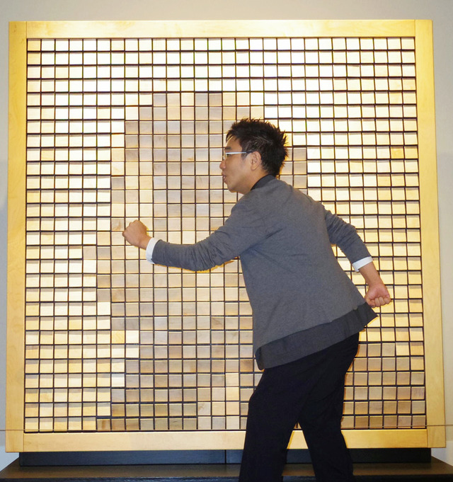 「木の鏡（Wooden Mirror）」に大はしゃぎの八嶋智人／「だまし絵II 進化するだまし絵」のオープニングセレモニー