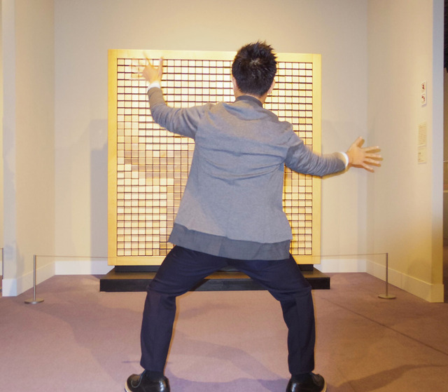 「木の鏡（Wooden Mirror）」に大はしゃぎの八嶋智人／「だまし絵II 進化するだまし絵」のオープニングセレモニー
