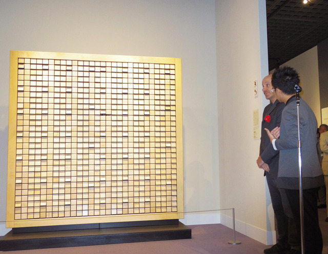 「木の鏡（Wooden Mirror）」に大はしゃぎの八嶋智人／「だまし絵II 進化するだまし絵」のオープニングセレモニー