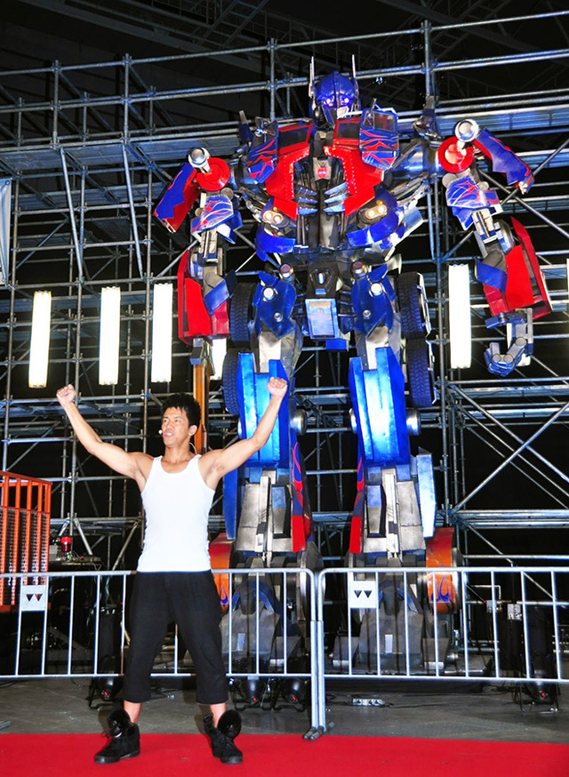 トランスフォーマー30周年記念大使を務める武井壮 in トランスフォーマー博