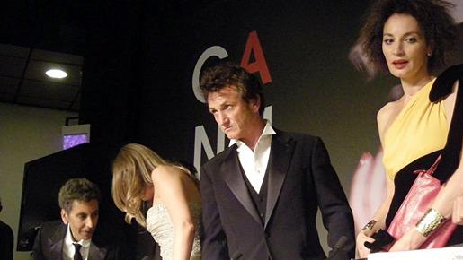 閉会式後の審査員団会見でのショーン・ペン。右隣のド派手なお姉さんが、『そして僕は恋をする』『ランジェ公爵夫人』などのジャンヌ・バリバール。　photo：Ayako Ishizu