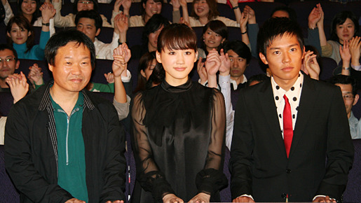 『僕の彼女はサイボーグ』初日舞台挨拶にて（左から）クァク・ジェヨン監督、綾瀬はるか、小出恵介