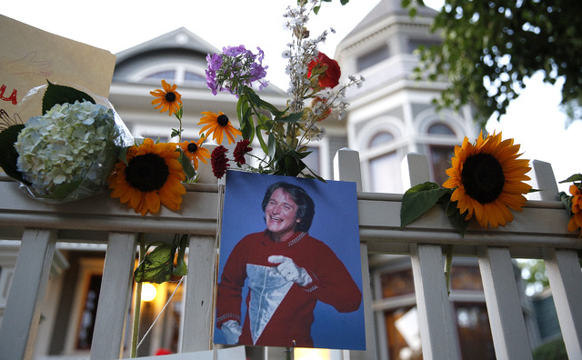 ファンが花を手向ける…ロビン・ウィリアムズの自宅前-(C) Getty Images