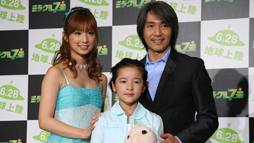 『ミラクル7号』来日会見（左から）小倉優子、シュー・チャオ、“ナナちゃん”、チャウ・シンチー監督