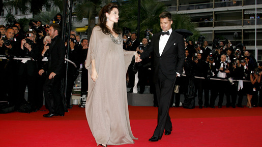 カンヌ国際映画祭で、仲良くレッドカーペットを歩くブランジェリーナ。出産は8月頃を予定　-(C) AFLO