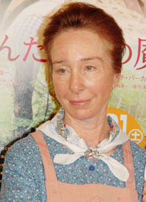 劇中の衣裳で登場したサチ・パーカー