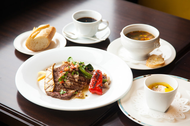 ランチは、サラダまたはスープ、ライスまたはパン、デザート、ドリンク付き