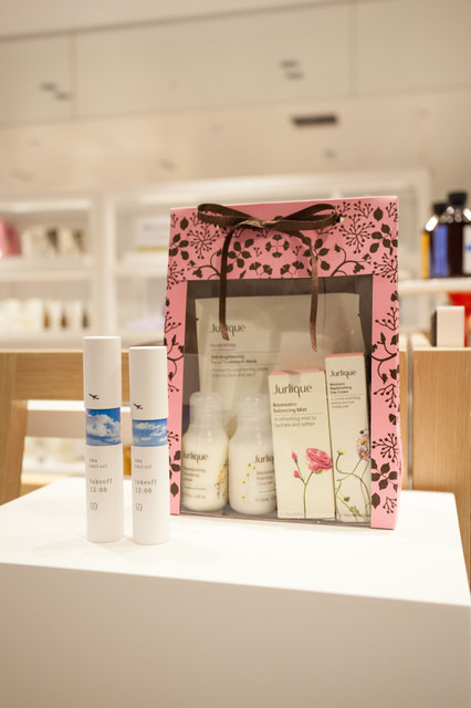 化粧品も空港限定パッケージ多数