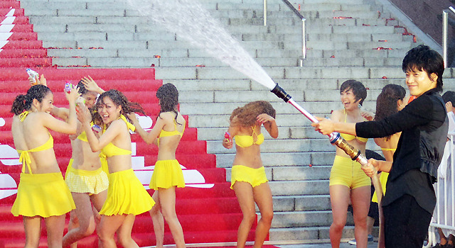 小栗旬＆水着美女14人（ルパンダンサーズ）／『ルパン三世』ヒット祈願イベント