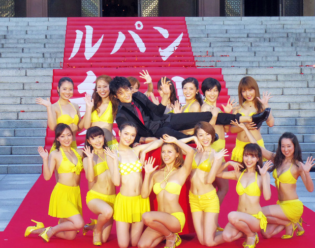 小栗旬＆水着美女14人（ルパンダンサーズ）／『ルパン三世』ヒット祈願イベント