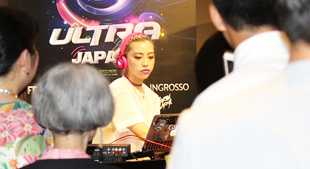 “ネオギャル”植野有砂 in「ISETAN ULTRA FASHION STAGE NIGHT OUT featuring ULTRA JAPAN」