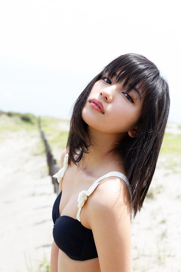 艶感漂う…川口春奈／2015年カレンダー写真