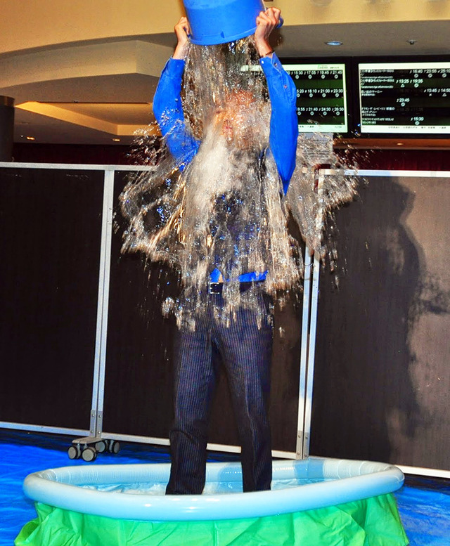 「アイスバケツチャレンジ」に挑み氷水をかぶった、市川海老蔵／『喰女-クイメ-』初日舞台挨拶