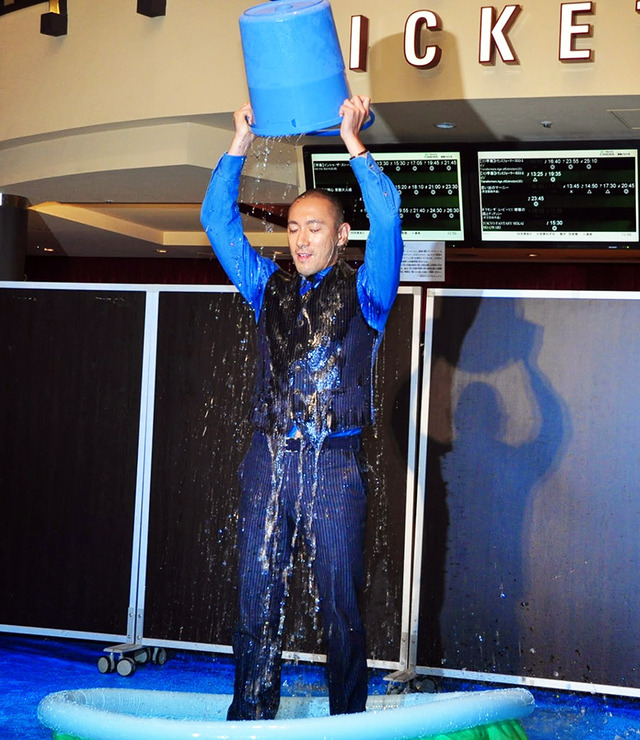 「アイスバケツチャレンジ」に挑み氷水をかぶった、市川海老蔵／『喰女-クイメ-』初日舞台挨拶