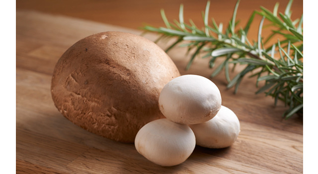 日本のスーパーではあまり見かけないが、アメリカではポピュラーなキノコのひとつである「ポータベロマッシュルーム」。グリルしてステーキのように調理すると、ヘルシーなのにジューシーな食感になり、見た目もお肉のように見える。