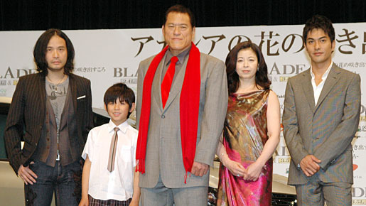 『アカシアの花の咲きだすころ -ACACIA-』製作発表会。左から辻仁成、林凌雅、アントニオ猪木、石田えり、北村一輝。