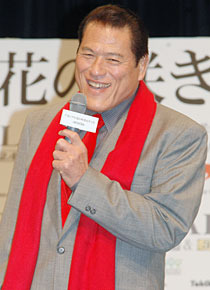 映画初主演となるアントニオ猪木。