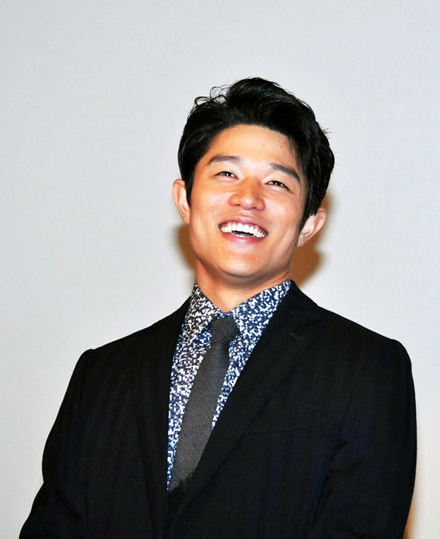 鈴木亮平、「村岡印刷」コールに応えて生ラップ披露！