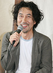 『ガマの油』記者会見にて　役所広司。