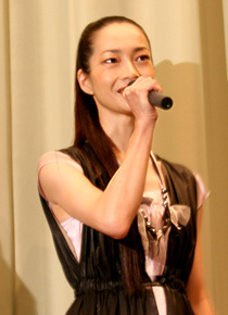 『西の魔女が死んだ』初日舞台挨拶。主人公・まいの母親を演じたりょう。