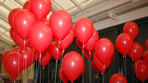 会場に飾られた無数の赤い風船