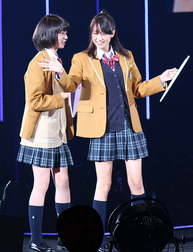 小松菜奈＆山本美月／『近キョリ恋愛』 in 第19回 東京ガールズコレクション AUTUM/WINTER