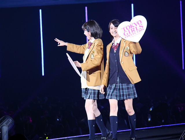 小松菜奈＆山本美月／『近キョリ恋愛』 in 第19回 東京ガールズコレクション AUTUM/WINTER