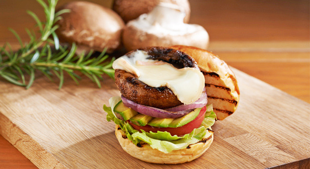 「ポータベロマッシュルームバーガー（フレンチフライorサラダ付き）」ランチ限定。価格は1,900円 （税・サ別）。（提供期間：10月1日～11月30日）