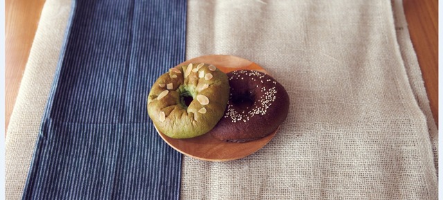 左：抹茶カカオ with アーモンド（1個、454円）　右：アサイークリームチーズ with キアヌ（1個、454円）