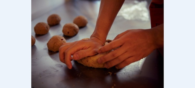 ふすまパン“フスボン”はカタチがちょっぴりふぞろい。それも手作りの証。