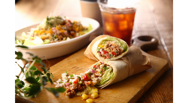 トルティーヤに、野菜、ごはん、ラム肉など10～15種類を包み、手軽でスマートなワンハンドスタイルで食べられるブリトーが、ニューヨークのビジネスウーマンに人気。