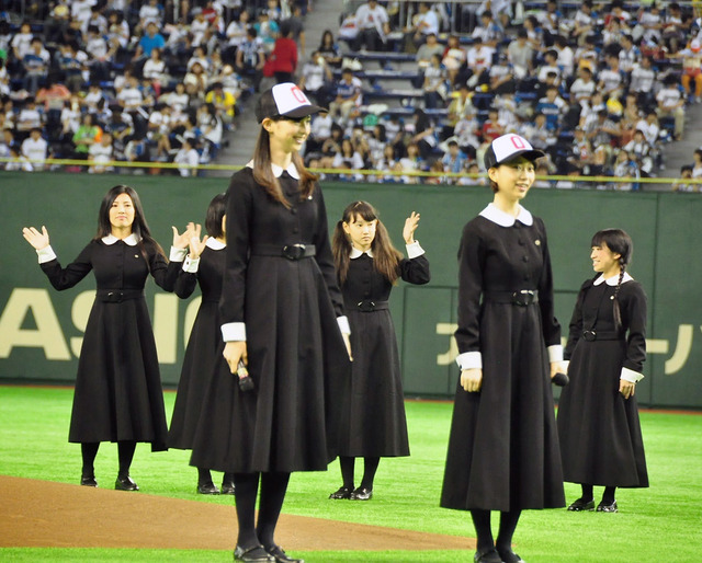 中条あやみ＆森川葵 in 「北海道日本ハムvs福岡ソフトバンク」戦・始球式
